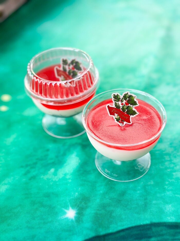 いちごソースのレアチーズケーキ